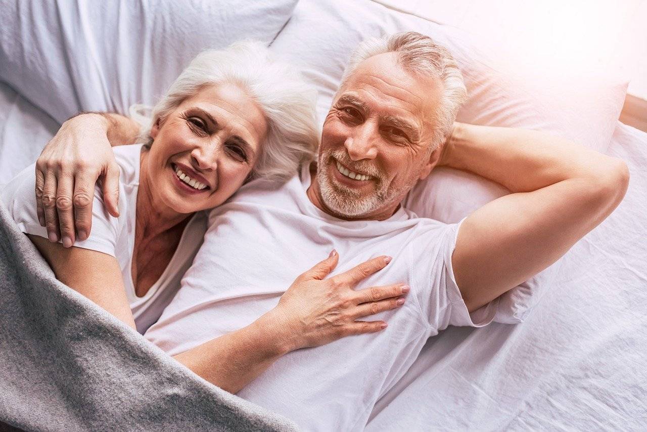 Senior Couple Bed Happy Senior  - 13107714 / Pixabay